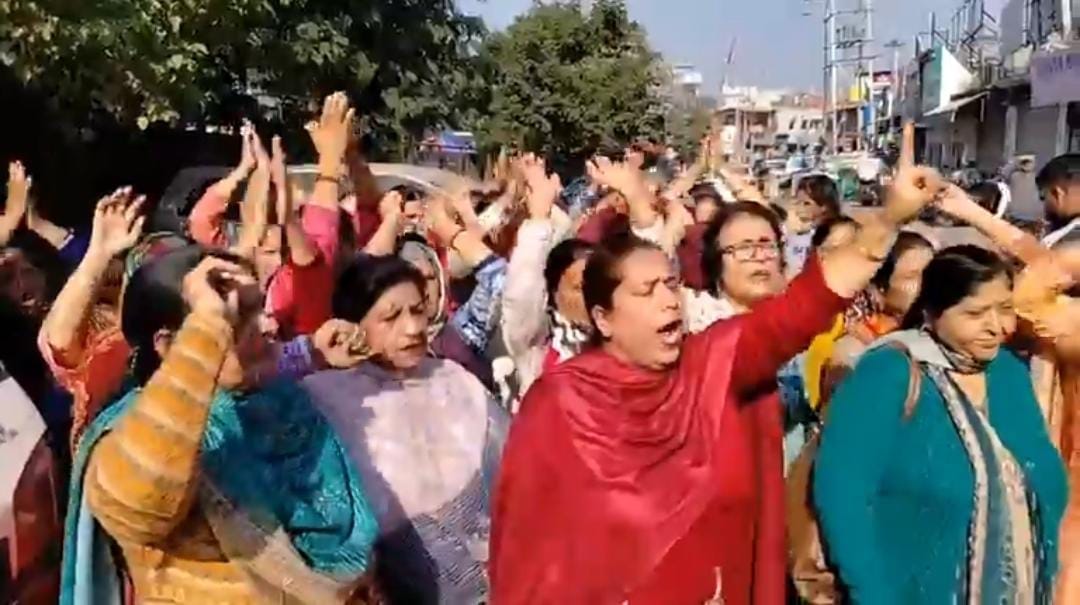 Jammu Kashmir Anganwadi workers and helpers protest oppose new HR policy
