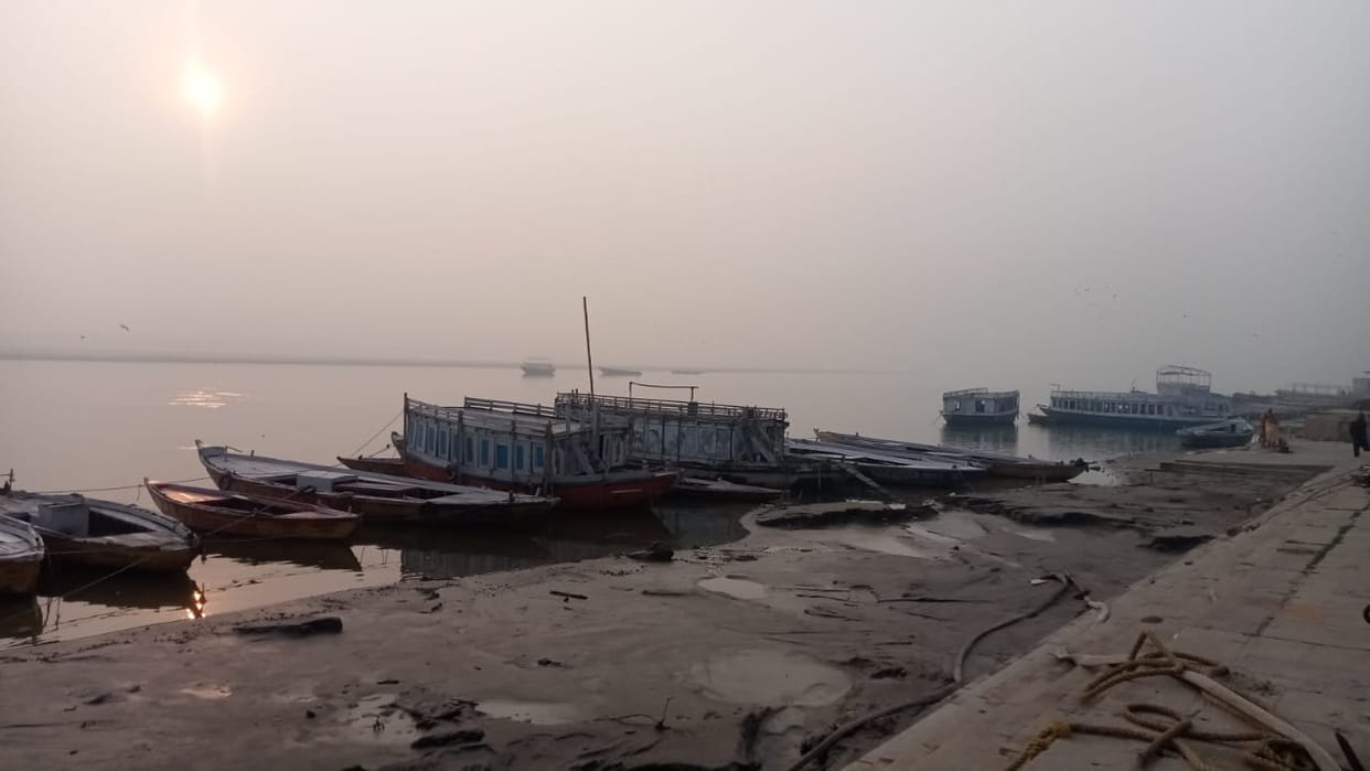 Operation of boats stopped in Varanasi silence on the ghats since morning the boatmen community is protesting
