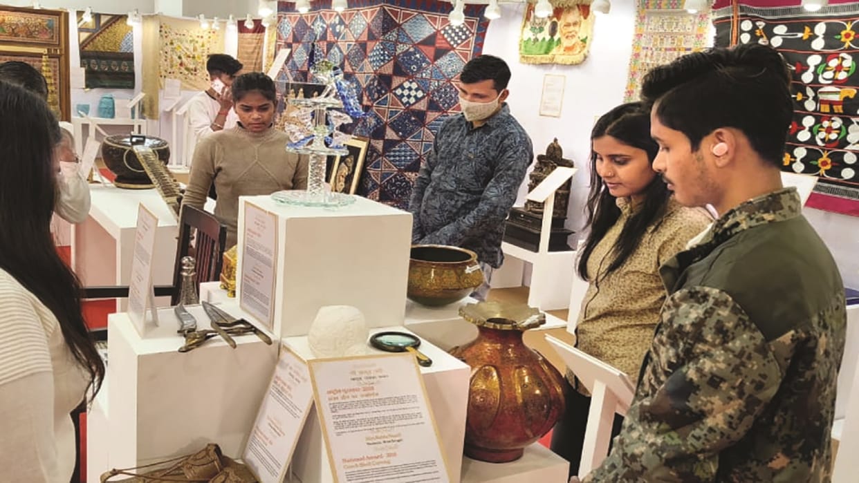 Vice President Jagdeep Dhankhar presented National Shilpguru and National Award to these prominent craftsmen