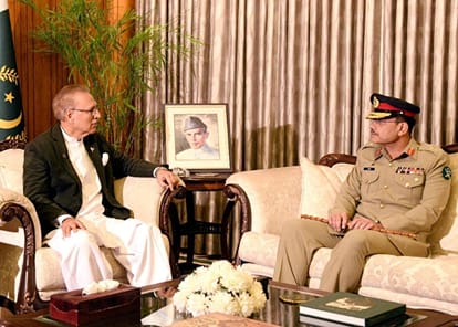 Pakistan Army Chief Lieutenant General Asim Munir meets with President of Pakistan Arif Alvi