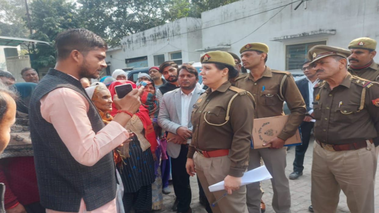 Meerut: Slogans raised against Mundali police at SSP office, inspector accused of using casteist words