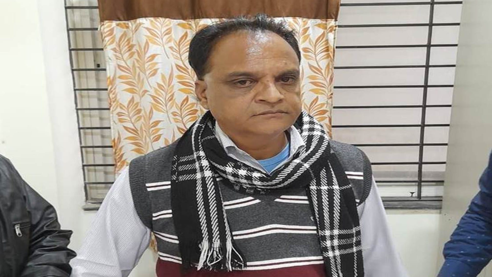 Bribe was asked for making caste certificate in Ujjain, hands turned yellow as soon as the note was taken