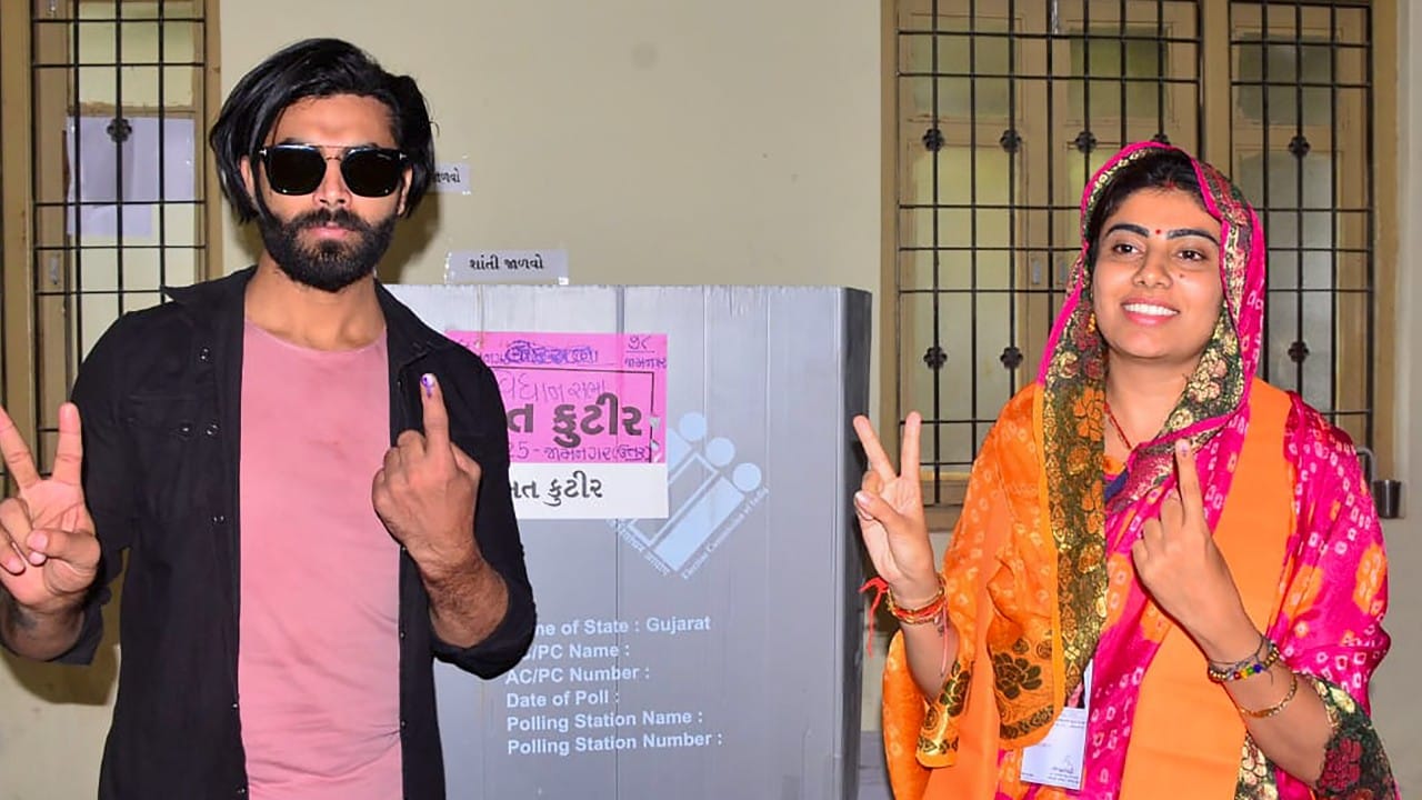 Gujarat Election 2022 Ravindra Jadeja to Minister-MLAs and royal family, see the first phase of voting