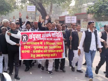 Protest slogans echoed on the streets of Azamgarh Advocates held the Collectorate hostage for half an hour