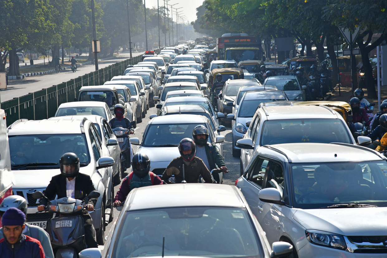 Queue of vehicles from Transport Chowk to PGI, many ambulances also stuck in jam