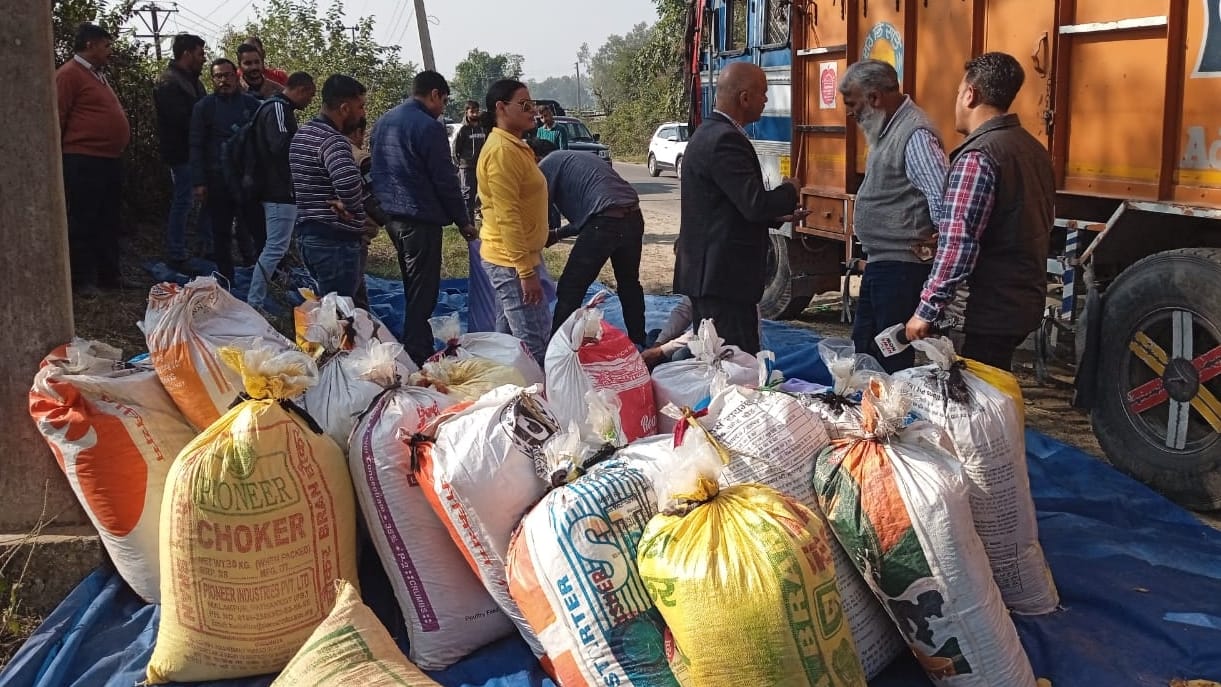 Samba Anti Narcotics Task Force caught huge consignment of Bhukki seized 22 sacks from truck