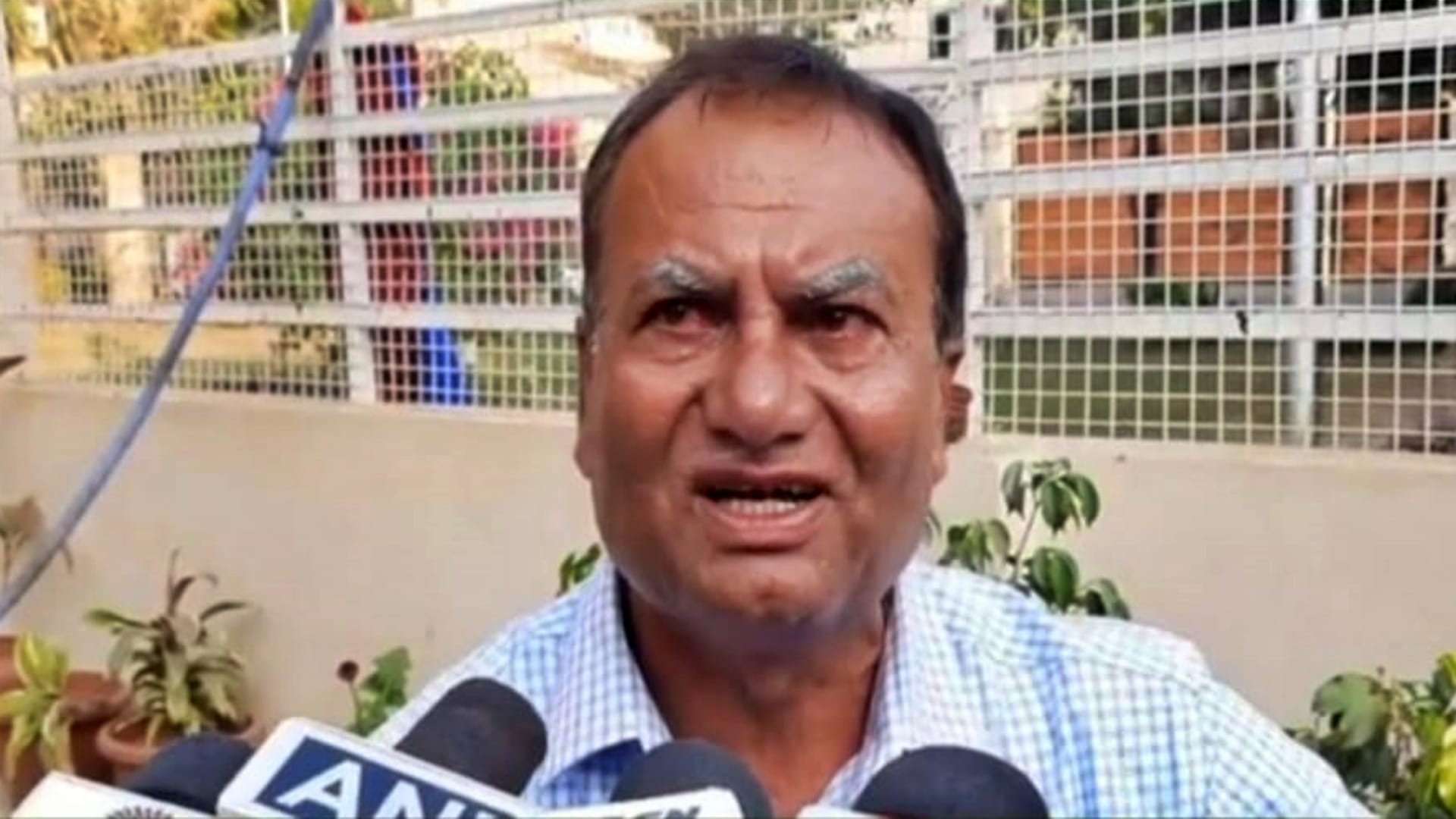 Three lakh rupees were looted by putting chili in the eyes of retired employee in Damoh