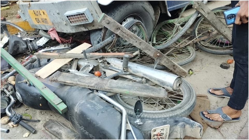 Speeding Van Crushed Three people in Udaipur Road Accident Rajasthan