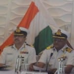 प्रेस कॉन्फ्रेंस करते कमोडोर रितुराज साहू व अन्य।