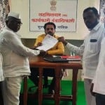 तहसीलदार को ज्ञापन सौंपते गांववाले