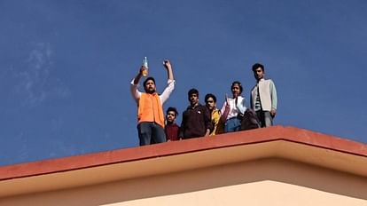 पेट्रोल की बोलत लेकर कॉलेज की छत पर चढ़े छात्र