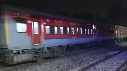 Prayagraj News : ब्रेक बाइंडिंग के बाद खड़ी ट्रेन।
