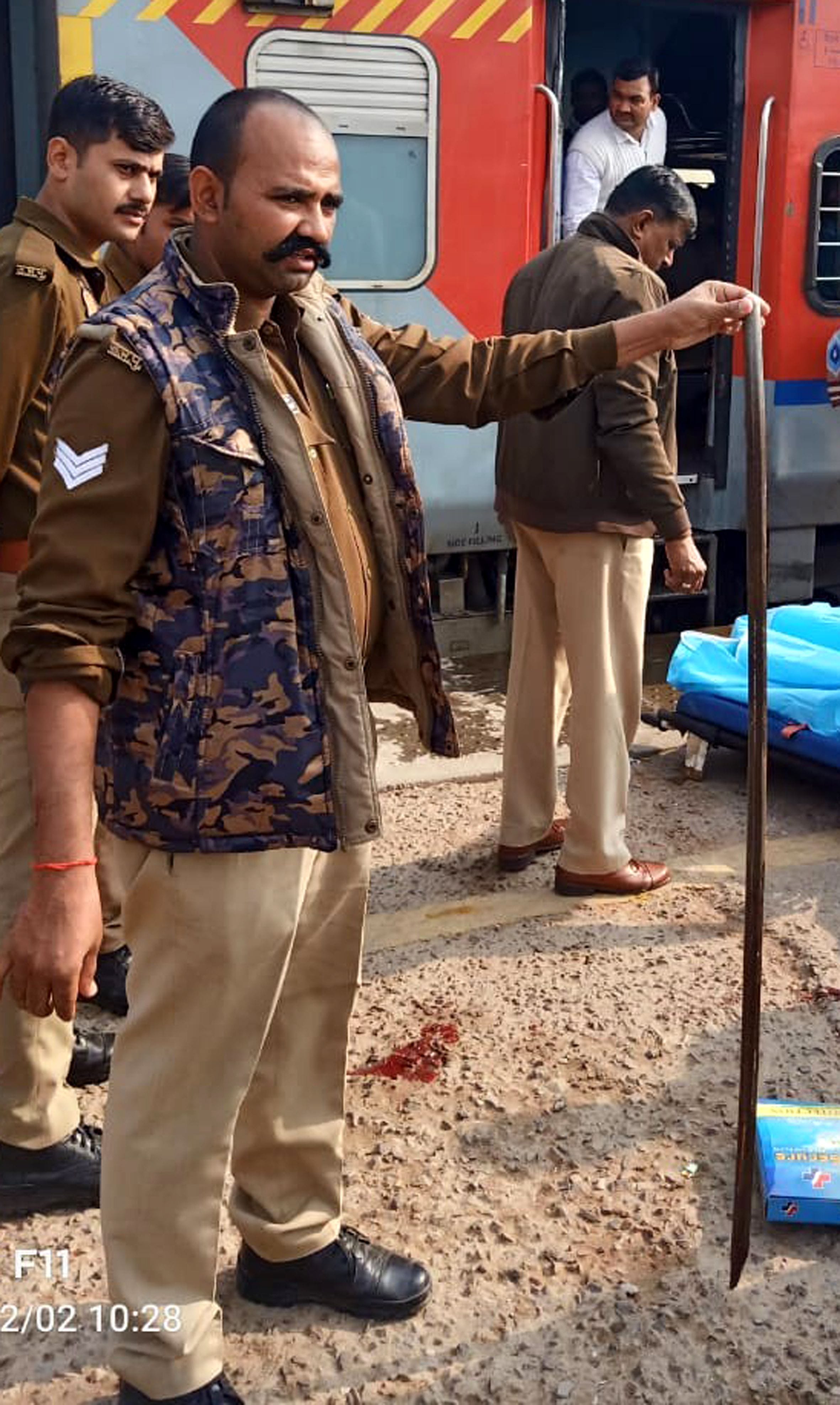 Aligarh: Breaking the glass in the coach of Nilanchal Express, the rod entered the passenger's neck, death