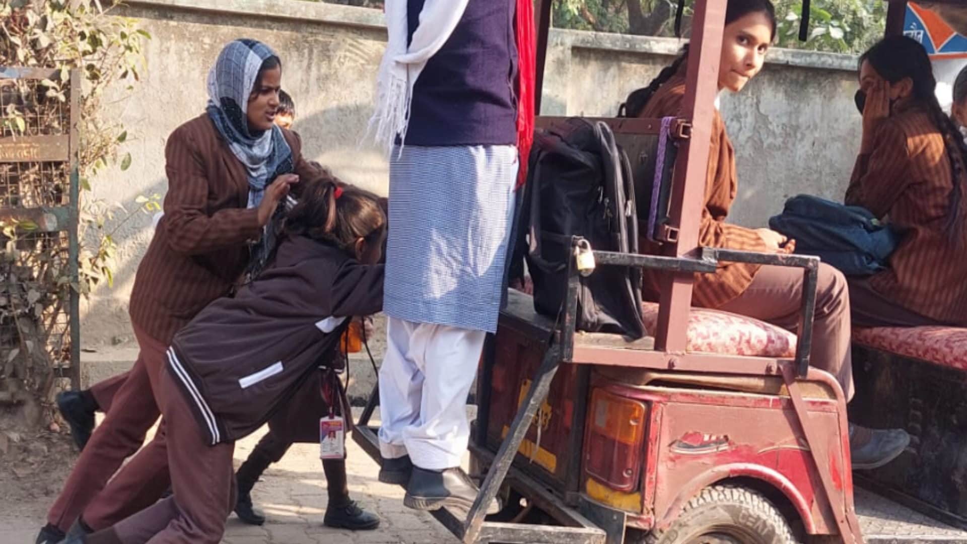 school children have pushed to drive an e-rickshaw after told of young man in Baghpat and see photos
