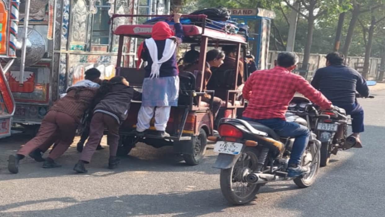 school children have pushed to drive an e-rickshaw after told of young man in Baghpat and see photos