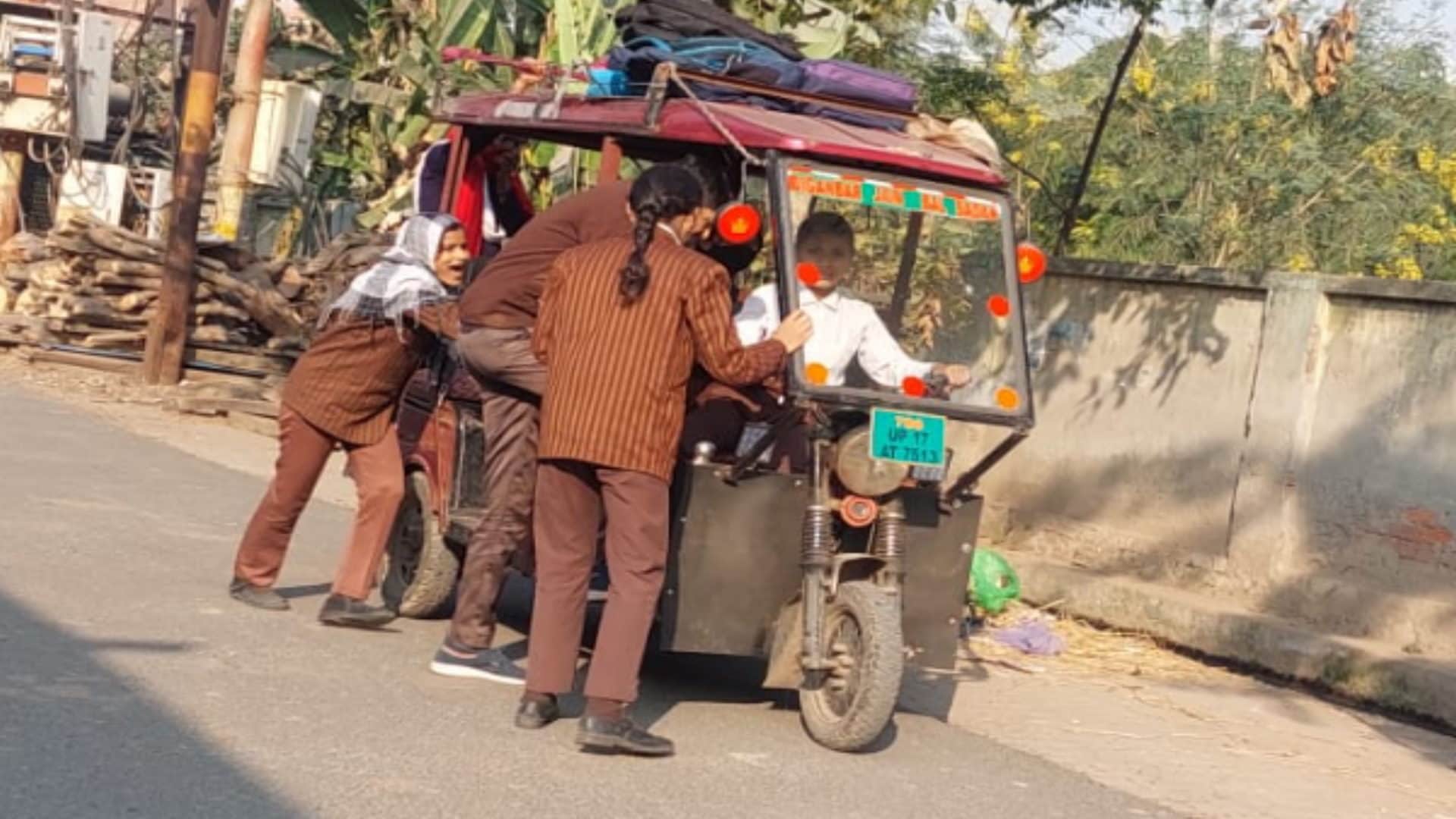 school children have pushed to drive an e-rickshaw after told of young man in Baghpat and see photos