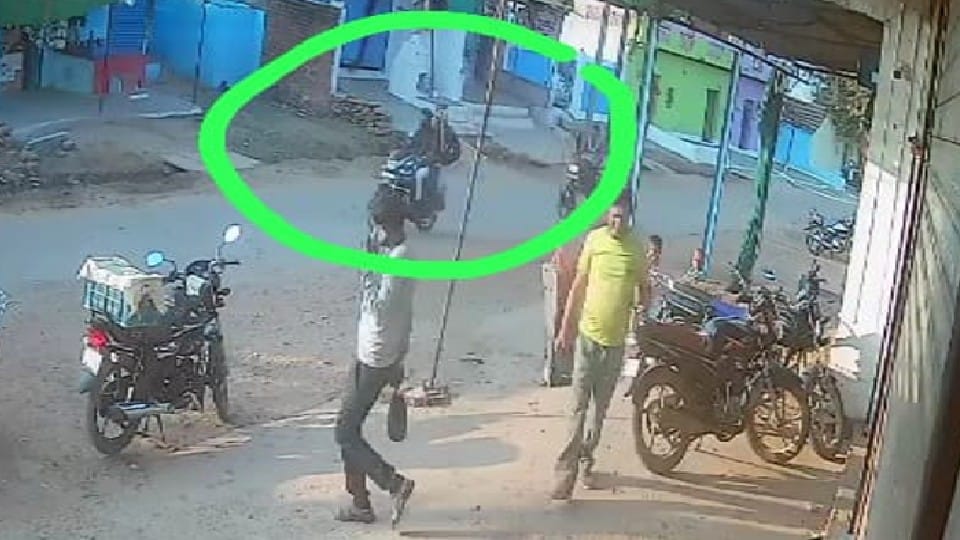 Damoh: Police was not accepting the kidnapping of son, father brought CCTV footage
