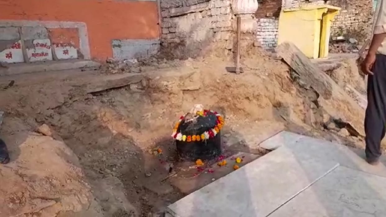 250 years old Shivling found in excavation near cemetery in Gwalior people gathered to worship