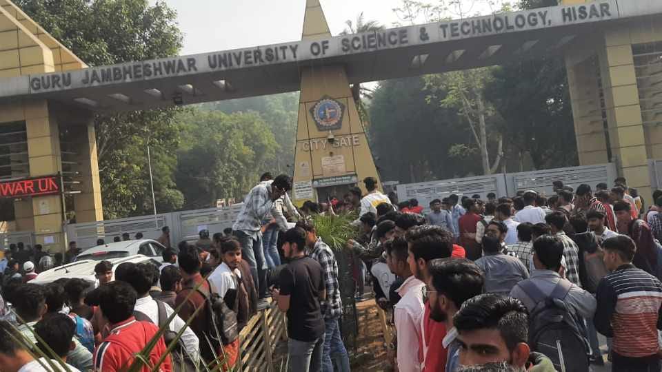 Uproar outside Guru Jambheshwar University in Hisar