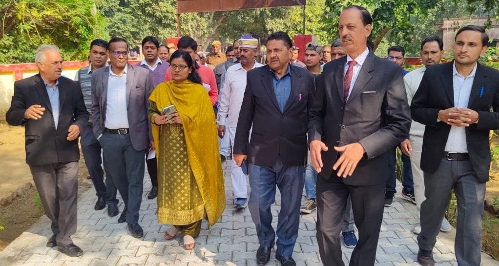 Hathras: DM's mercury rose after dirt was found in the collectorate premises