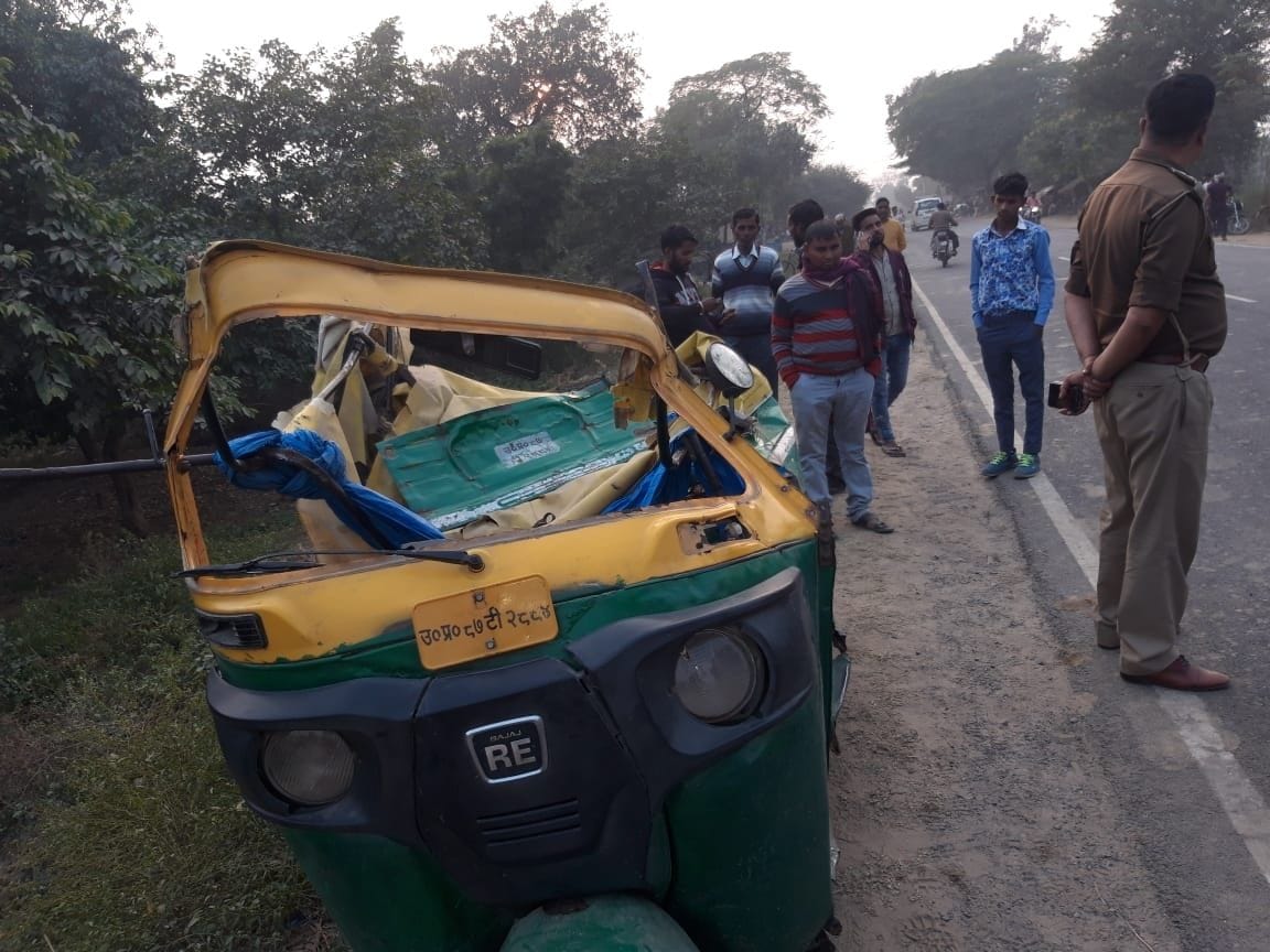 Hathras: Tempo collided with truck to save cattle, two died