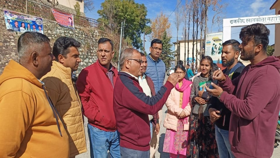 Uttarakhand news: Students climb on roof of college with petrol bottle for Student union election in tehri