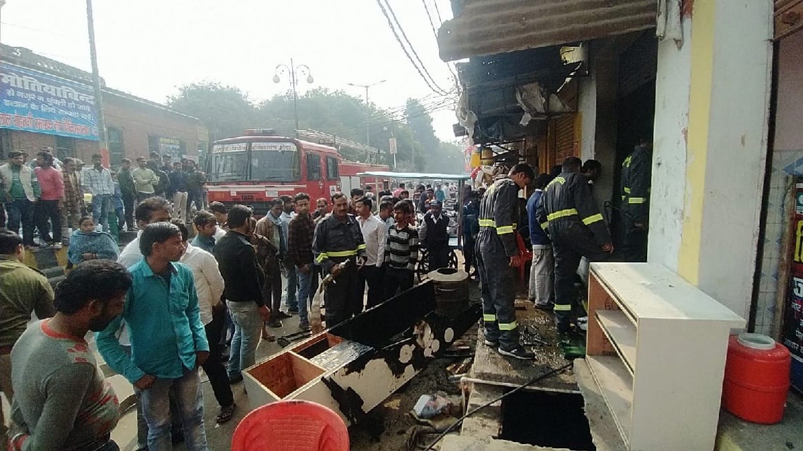Fire broke out in the shop due to cutting of cylinder rubber in Auraiya