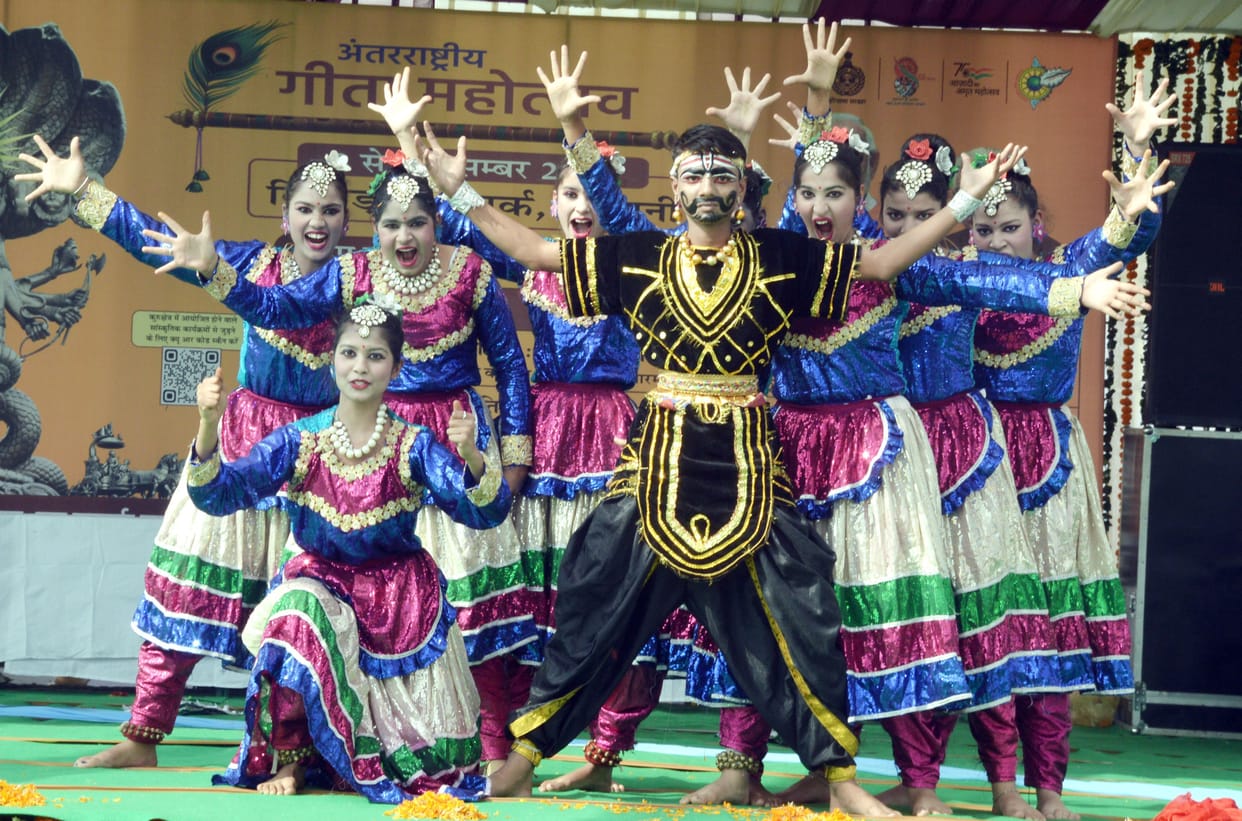 Glimpses of Indian culture seen at the beginning of Geeta Jayanti