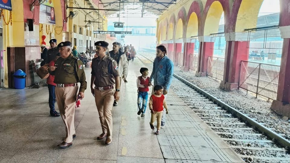 Accident in Nilanchal Express aligarh Iron rod entered the passenger at the speed of bullet