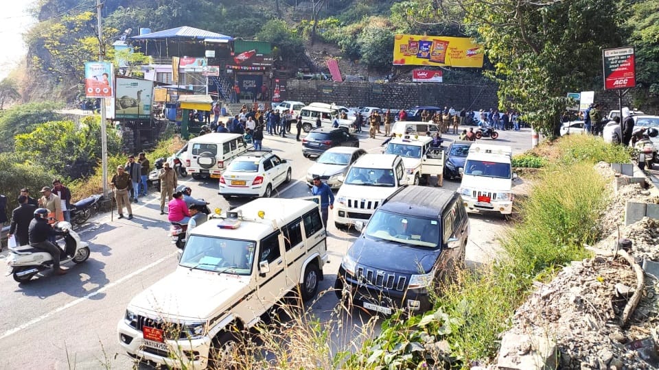 Mussoorie Dehradun route: Bulldozer remove Encroachment from 30 places removed  Photos