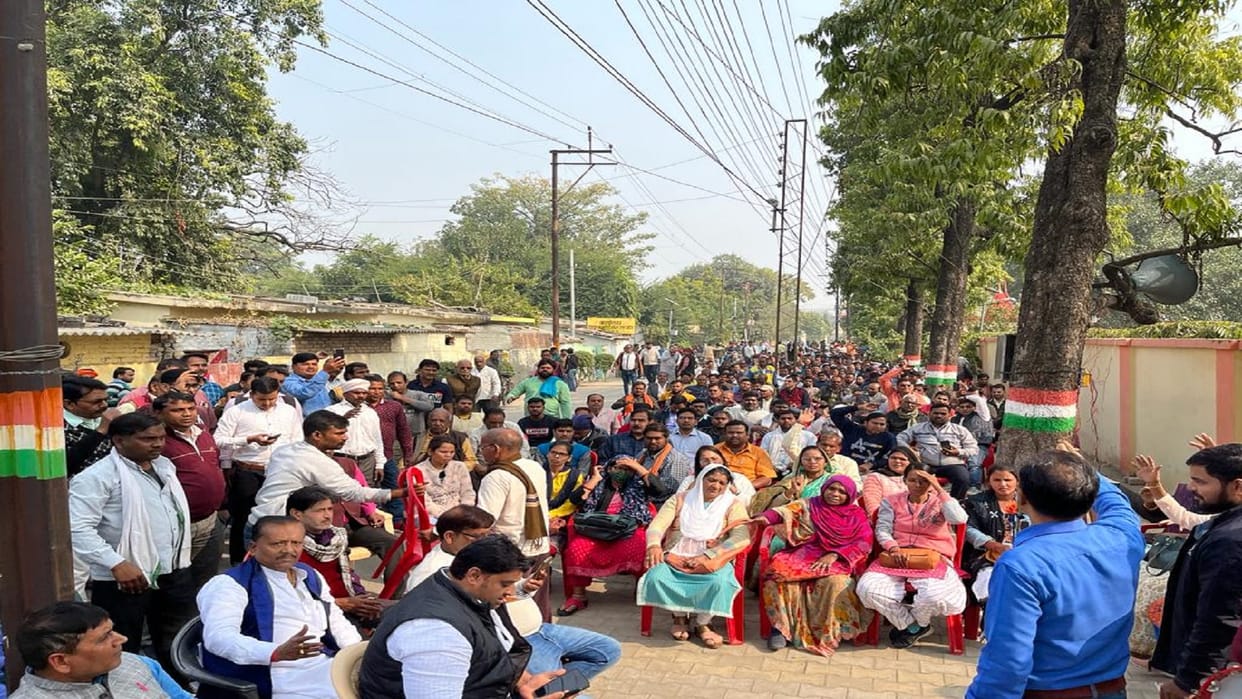 Varanasi Hindi News Electricity workers demonstrated in MD office