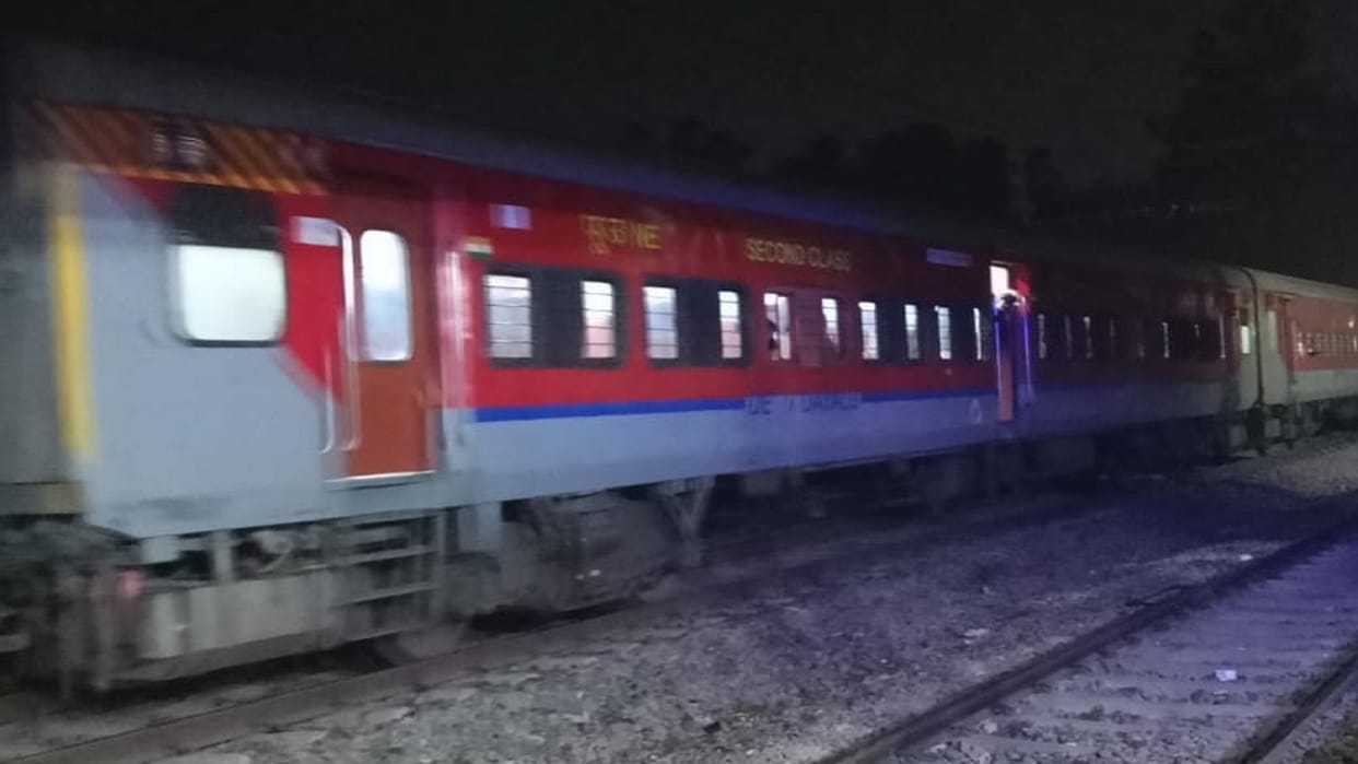 Brake binding in Lokmanya Tilak-Chhapra Antyodaya Express, separated coach