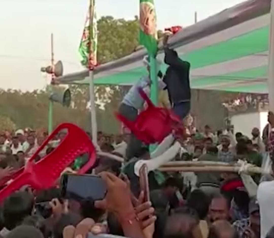 Ruckus of CTET candidates before CM Nitish in Kurhani, workers threw chairs to calm them down