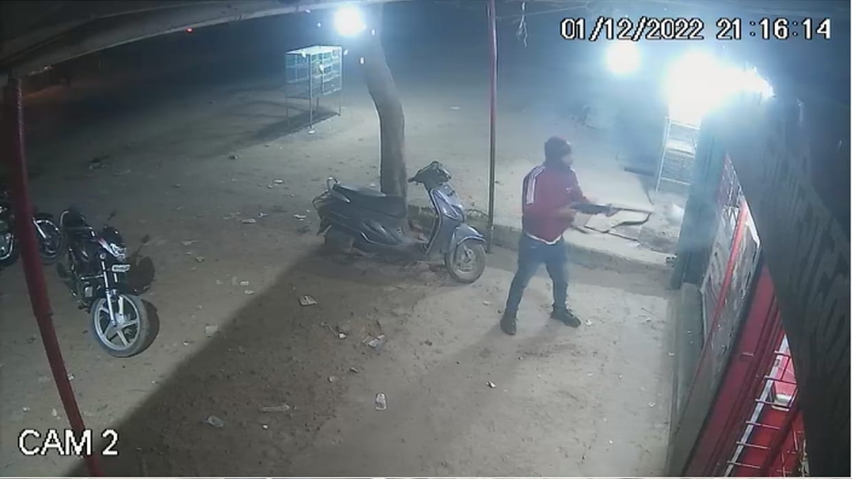 a drunken youth opened fire at a liquor shop In Satna employees ran away to save their lives