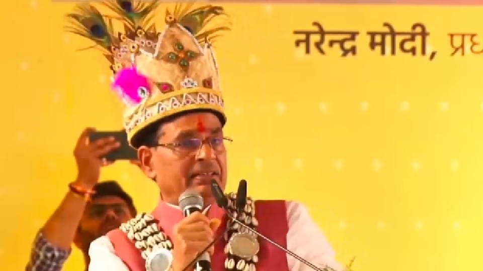 Shivraj in Action: In Betul, CM suspended four officers on receiving complaint