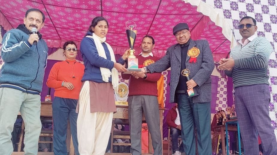 Kavita And Diwaker Won Trophy