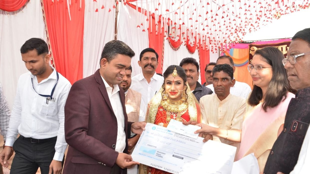 Chief Minister's gift arrived at the wedding of the youth injured in the Khargone riots, two lakh rupees were