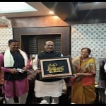 Prayagraj News :  लोकसभा अध्यक्ष ओम बिरला को स्मृति चिन्ह भेंट किया गया।
