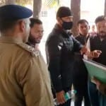 पूछताछ करती पुलिस