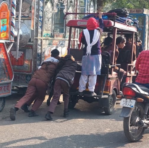 Student forced to push e-rickshaw