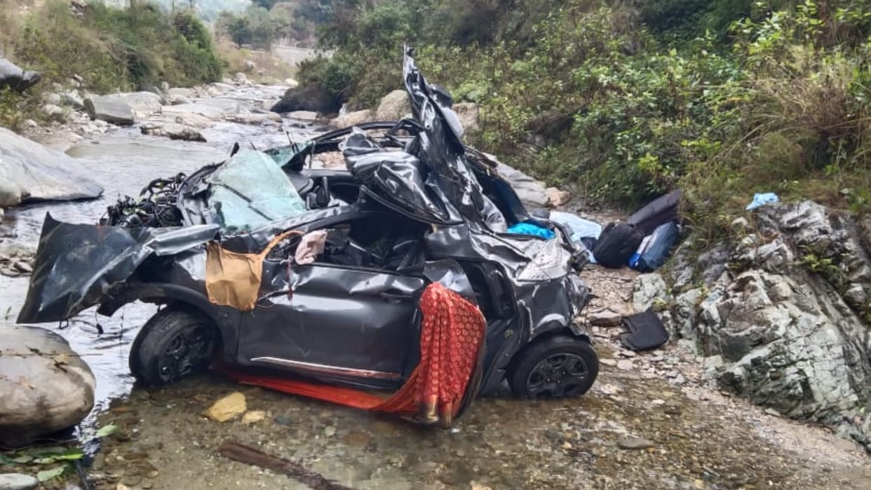 Accident Procession Car fell into a ditch in Almora Dhaulchina four died in Uttarakhand news in hindi
