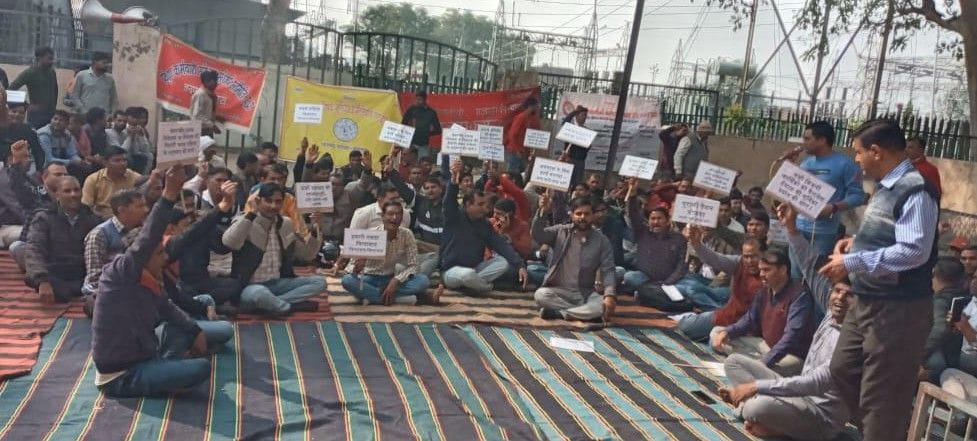 Hathras: Electricians shouted slogans, protested