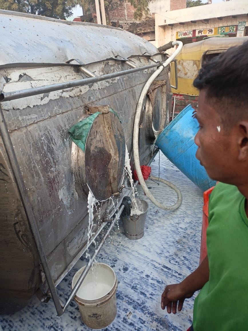Hathras: Tanker filled with milk overturned on the highway, traffic remained disrupted