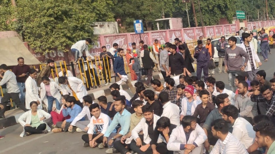 MBBS student dead body found hanging in medical college hostel in firozabad