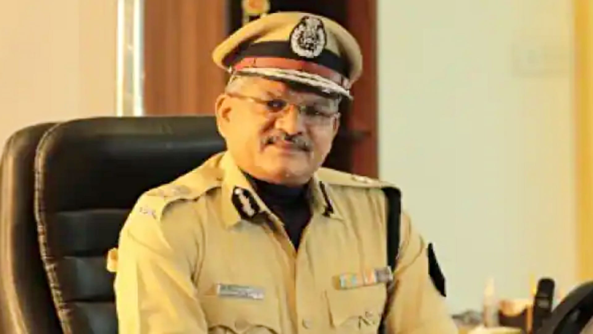 MP News Viral video of wife beating IPS Purushottam Sharma reinstated