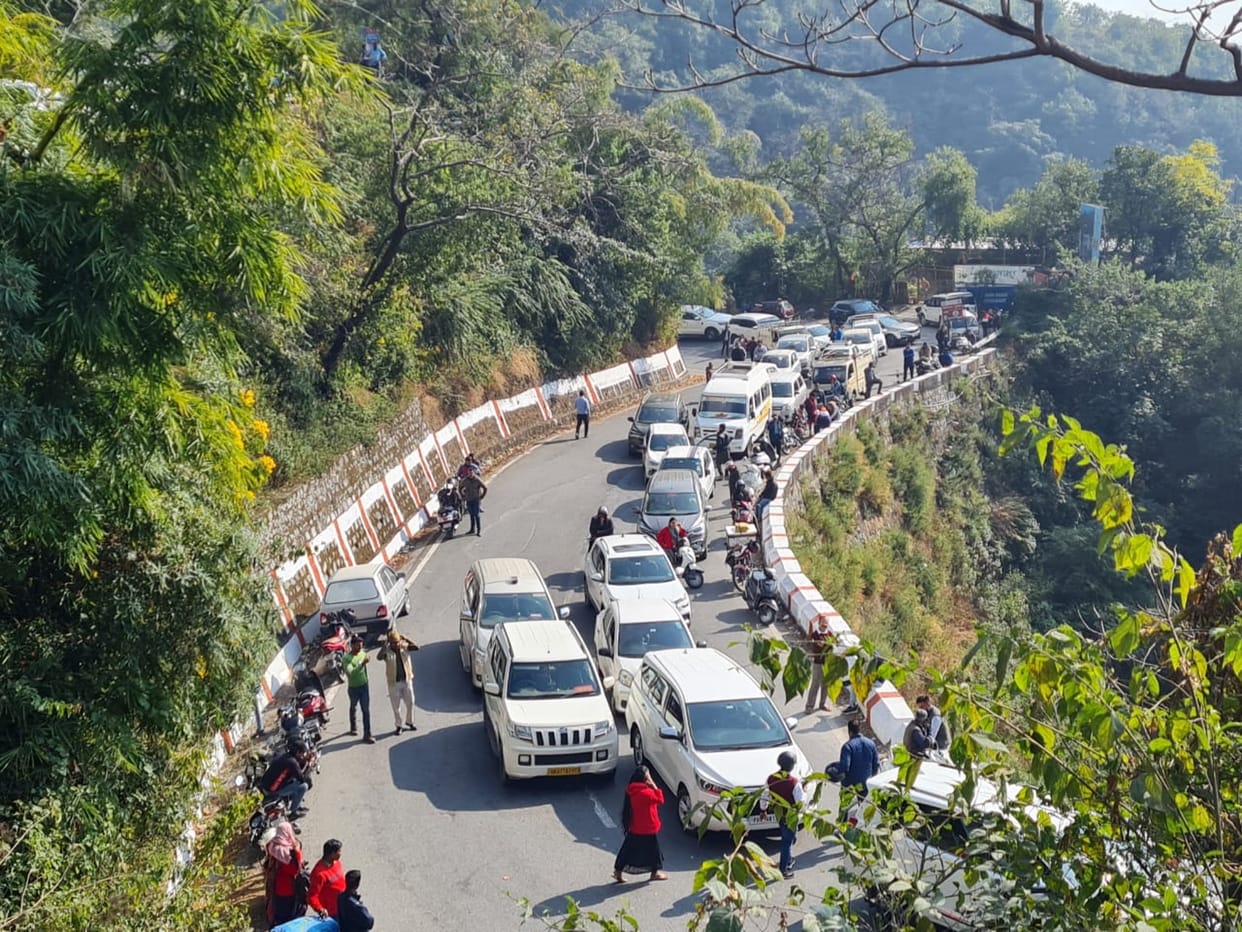 Mussoorie Tourists troubled vehicle Stuck local people block against encroachment removal campaign
