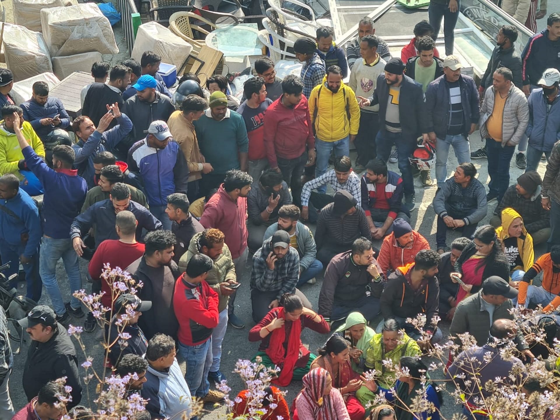 Mussoorie Tourists troubled vehicle Stuck local people block against encroachment removal campaign