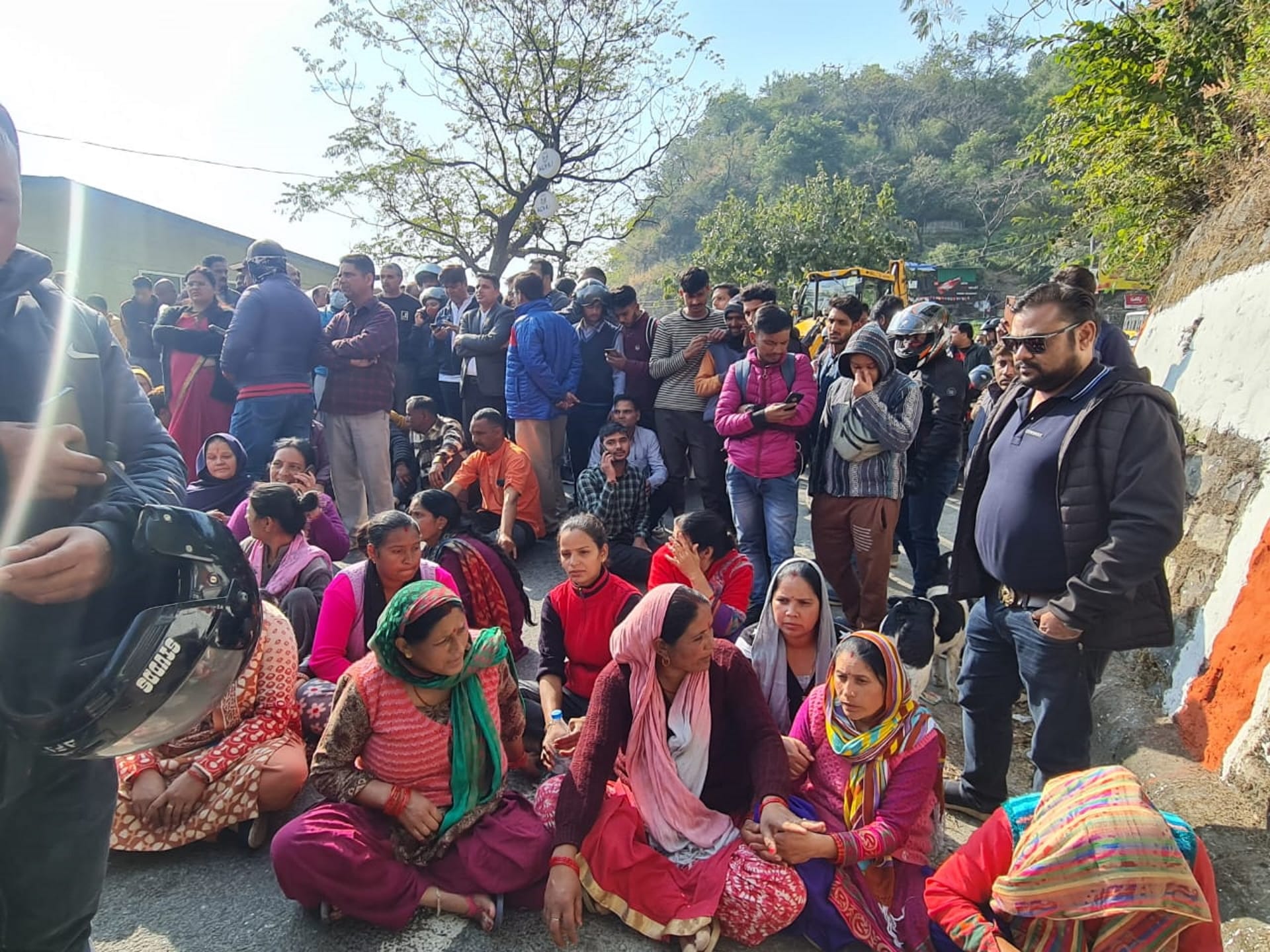 Mussoorie Tourists troubled vehicle Stuck local people block against encroachment removal campaign