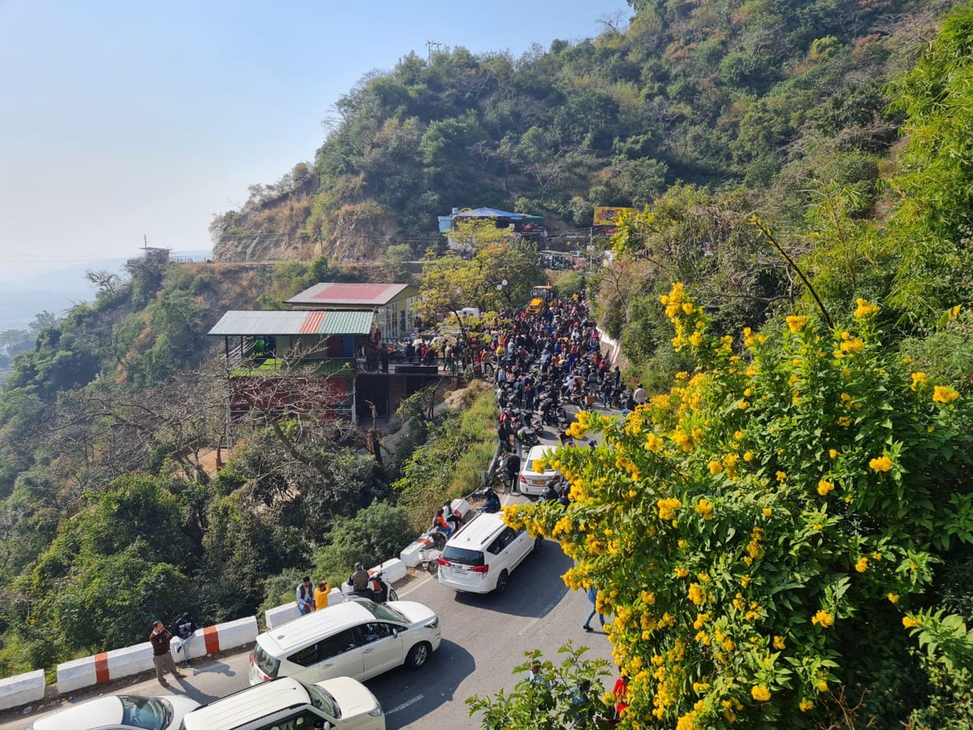 Mussoorie Tourists troubled vehicle Stuck local people block against encroachment removal campaign