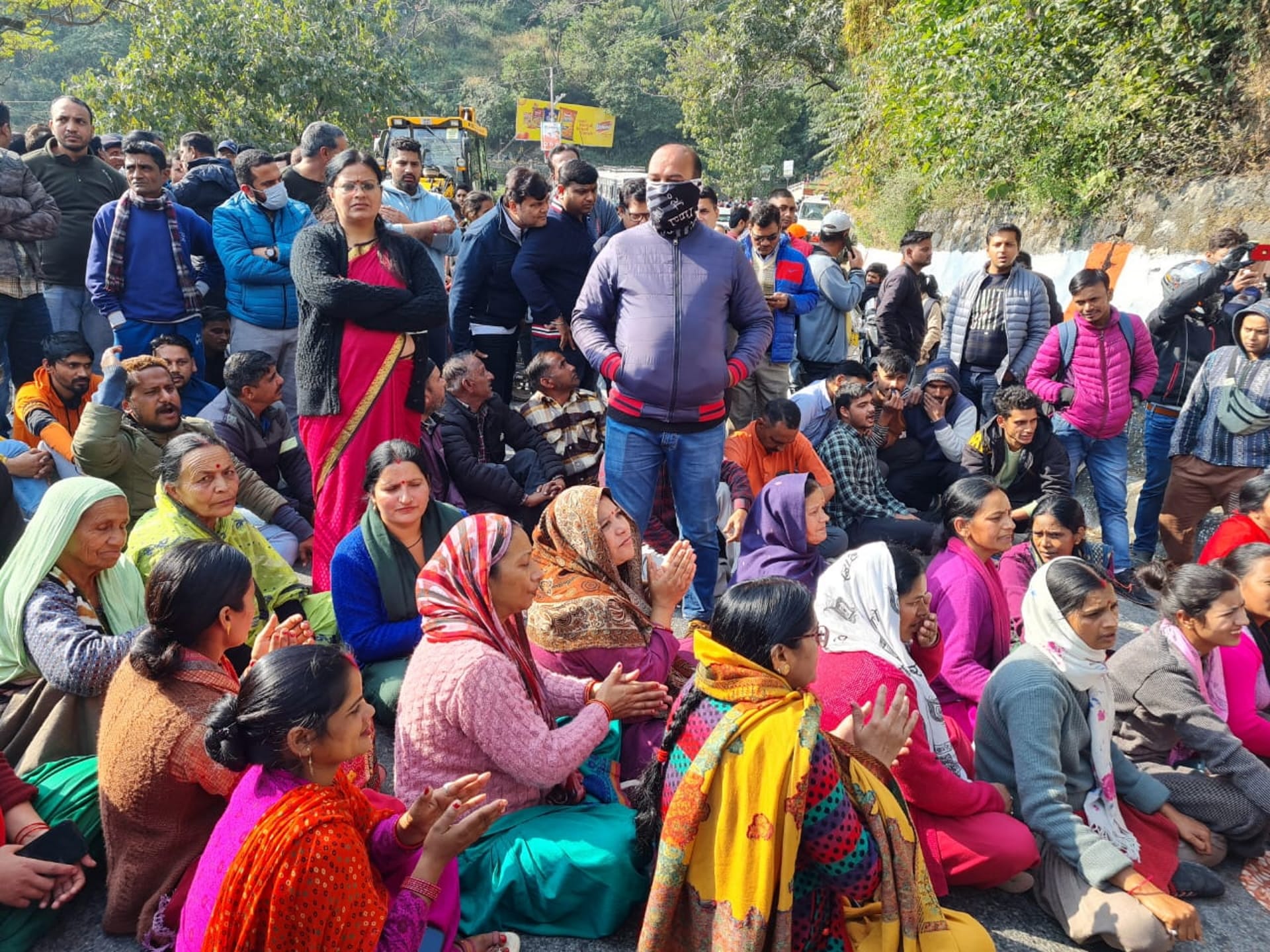 Mussoorie Tourists troubled vehicle Stuck local people block against encroachment removal campaign